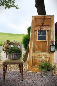 Cafe Katchen In Brunsbuttel Schicke Dekoration Aus Einer Alten Tur Dithmarschen Cafe Cafe Alte Turen Hof