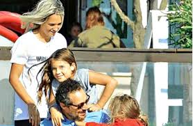 Claudio santamaria è un attore italiano. Francesca Barra E Claudio Santamaria Felici Con I Rispettivi Figli Sono Gia Una Famiglia Bellissima Foto Ultime Notizie Flash