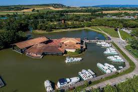 Pour agrémenter votre séjour dans la région, rien de tel que de passer une journée sur le canal du midi avec le bateau ondine. Hausbooturlaub Canal Du Midi Reise Ins Land Der Zikaden Nicols