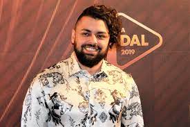 A két zenész a repülőtérről jelentkezett be vasárnap, nem is akármilyen társasággal. Fajl A Dal 2019 Papai Joci 2018 12 03 Jpg Wikipedia