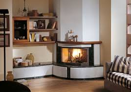 Rivestire un camino ad angolo ecco 20 idee da cui trarre ispirazione corner fireplace makeover fireplace design home fireplace. Rivestimenti Per Caminetti Classici E Moderni Palazzetti Arredamento Salotto Con Camino Arredamento Sala Da Pranzo E Salotto Rimodellare Un Camino