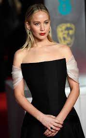 Her feet/ shoe size 10.5 (us) and dress size 6 (us). Pin On Jennifer Lawrence