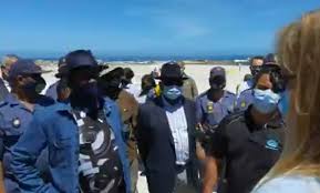 Minister bheki cele visits police station. Watch Bheki Cele Shuts Down Filming In Cape Town Video Swisher Post News Swisher Post News