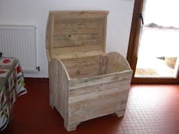 Coffre A Jouets En Bois De Palette Style Industriel Meubles Et Rangements Par Bois Flotte Gibus Coffre A Jouets Palette Bois Mobilier De Salon Le couvercle du coffre de rangement enfant est équipé d'une charnière de sécurité pour empêcher de pincer les petits doigts. coffre a jouets en bois de palette