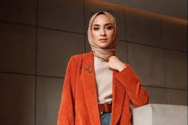 Klik cc untuk subtittle indoesia catatan : 10 Perpaduan Warna Baju Orange Hijaber Yang Cocok Womantalk