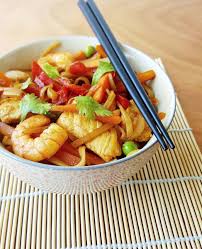 Nouilles De Riz Sautees Au Poulet Crevettes Et Legumes Nouilles De Riz Recette Asiatique Riz Saute Au Poulet