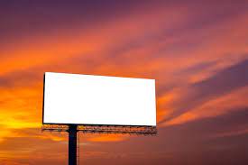Outdoor em branco no fundo do céu por do sol fantástico. para o seu  anúncio. | Foto Premium