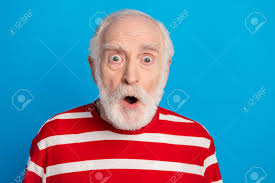 Retrato De Primer Plano De Una Reacción De Fobia Al Pánico De Un Hombre  Canoso Preocupado Y Atractivo Aislado Sobre Un Fondo De Color Azul  Brillante Fotos, retratos, imágenes y fotografía de