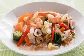 Apa yang istimewa denga kuey teow kung fu ini adalah kuey teow nya digoreng terlebih dahulu bersama telur dan kuahnya dituang kemudian sejurus sebelum dihidang. Resepi Kuey Teow Kung Fu