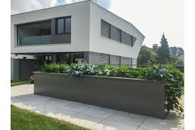 Blumen Bauchinger Zeigt Ein Modernens Einfamilienhaus Mit Einem Hochbett Aus Metall In Uberformat In Ergonomischer Hoh Einfamilienhaus Fassade Gartengestaltung