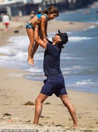 That lifeline looks more like a strand of razor blades. Scott Disick Liegt Weiterhin Auf Den Vater Pflicht Mit Sohn Mason Und Tochter Penelope Als Sie Am Strand Spazieren Gehen Aktuelle Boulevard Nachrichten Und Fotogalerien Zu Stars Sternchen