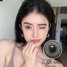 JEUCONS GLAZE SERIES DIA: 14.2MM COLOR: BROWN, GREY 又又一新款来了！这款是混血款式中的天花板-  Glaze 系列😍 这系列的美瞳特别在于纹路清晰，室内室外都可以看到不同的效果，喜欢混血感的必定要包色入手啦！  Grey：这款美瞳真的很好驾驭，自然中不暗淡，夸张中不耀眼 ...