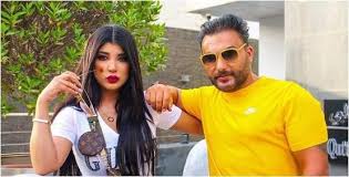 احتفلت الفنانة والإعلامية السعودية نصرة الحربي ، مساء أمس بحفل زفافها، ونشرت مقطع فيديو من الحفل عبر حسابها على تطبيق سناب شات، دون أن تظهر فيه بوجهها أو وجه زوجها الذي حرصت على إخفاء هويته غير أن ناشطات سعوديات أكدن أن اسمه عبدالله دون مزيد من التفاصيل. Ù…ÙˆÙ‚Ø¹ Ø®Ø¨Ø±Ù†ÙŠ Ø§Ø¹ØªØ²Ø§Ù„ Ø³Ø§Ø±Ø© Ø§Ù„ÙƒÙ†Ø¯Ø±ÙŠ ÙˆØ²ÙˆØ¬Ù‡Ø§ Ø§Ù„Ø³ÙˆØ´ÙŠØ§Ù„ Ù…ÙŠØ¯ÙŠØ§