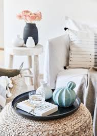 summer vibes mit dem tablett set ria setzt du deine deko pieces gekonnt in szene und sorgst fur ein dekoratives h wohnzimmer dekor wohnaccessoires sofa hocker