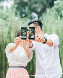 Namun untuk mendapatkan foto pre wedding yang berbeda, anda bisa mencoba gaya foto pre wedding unik dan lucu. 71 Foto Prewedding Casual Terbaik Unik Indoor Outdoor