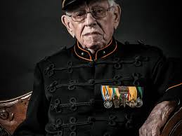 Edwin Hunter (52) toont portretten broze Bronbeek-veteranen in Enschede