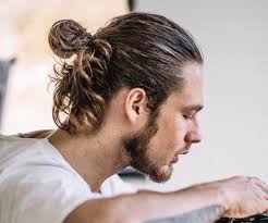 frisuren manner mannerfrisuren 2018 mann mit hochgesteckten langen haaren langhaarfrisuren frisur langes gesicht frisuren lange haare manner