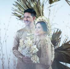 Khidmatnya sesi prewedding menggunakan pakaian adat daerah 16. Foto Pre Wedding Tasya Kamila Dengan Adat Jawa Bernuansa Putih Jadi Favorit