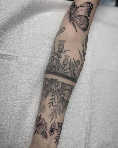 Love this piece negative space armband and floral half sleeve. Thank you for all the trust over the years @caryn_and_company 🙏🏽. Made @odditytattoo , . . . . . #balckandgrey #blackworkers #flowers #