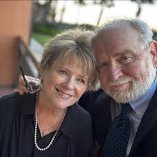 Mackenzie Phillips kept secret for a long time the nightmare she was going  through. She had a sickly relationship with her father, the founder of “The  Mamas & The Papas.” She slept