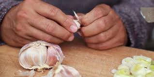 See full list on wikihow.com Here S How To Use Garlic To Remove Splinters Natural Remedies For Swelling