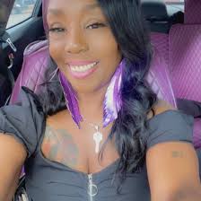 Where can a nail tech find a suite or shop in Chicago?