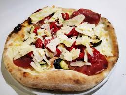 Pizza rustica alla parmigiana oggi vi proponiamo una pizza particolare , con un aggiunta di farina integrale e di farina di mais, che donano a questo impasto una bella rusticità. Pizze Bianche E Rosse La Spiga Ristorante Pizzeria Giarre