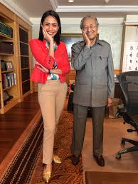 Apikalau tertusuk durimungkin…masih dapat kutahantapi ini sakit lebih sakitkecewa… karena cinta jangankan dirikusemut pun kan marahbila terlalu… sakit begini daripada sakit hatilebih baik sakit gigi inibiar tak. Andini Effendi On Twitter Deepinterview With The One And Only Chedetofficial This Is Our Sakit Gigi Pose Thank You For The Time Tun