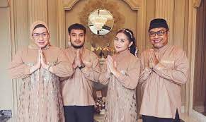 Gaya prilly latuconsina juga lebuh anggub karena rambutnya yang dikuncir rapi di foto tersebut. Outfit Lebaran Keluarga Aktris Prilly Latuconsina Kompak Dan Kece Abis Galamedia News