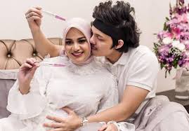 Kebetulan suami punya langganan tukang pijat tangannya yang dulu pernah jatuh, namanya mang ujang. Denny Darko Prediksi Kondisi Kehamilan Aurel Hermansyah Kayanya Laki Laki Pikiran Rakyat Tasikmalaya Halaman 2