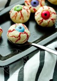 Petits Yeux Noix De Coco Noisette A Gober Rafaello Maison Deguises Pour Halloween Via C Petit Gateau Halloween Yeux Halloween Recette Recettes Halloween