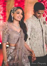 A Gorgeous Kolkata Wedding With The Most Offbeat Mehendi Outfit In 2020 Mehendi Outfits Indian Wedding Planning Delhi Wedding