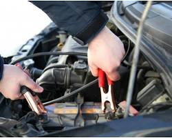 Hình ảnh về Nhân viên cứu hộ ắc quy đang kích bình ắc quy ô tô