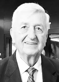 Ο Βαγγέλης Μαρινάκης τελετάρχης στην παρέλαση της 5ης Λεωφόρου