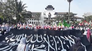 Maybe you would like to learn more about one of these? Berita Foto Bendera Super Besar Bertuliskan Bahasa Arab Mewarnai Aksi Untuk Muslim Rohingya Tribun Jabar