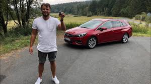 Der kombi begeistert mit sportlichem design, innovationen der oberklasse und deutscher ingenieurskunst. Opel Astra K Sports Tourer Facelift 1 2 Liter Fahrbericht Im Video Der Autotester De