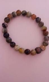 dogal tas bileklikler panosundaki pin