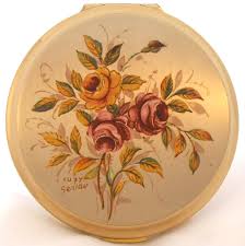 This slim compact mirror is mint green in colour with a wonderful pattern of it includes it's original sift and has a little of the old powder round the edges which smells divine!it has stratton made in england on the inner rim of the. Advice For Powder Compact Collectors Compact Mirrors Powder Compacts Page 2