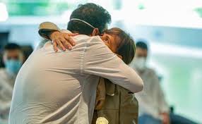 Desde el programa para la innovación de hábitos de vida saludable, la comunidad educativa del ies campanillas celebró, el pasado 21 de enero, el día. El Abrazo En Tiempos De Coronavirus El Comercio