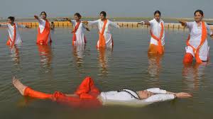 महाकुंभ में पहली बार गंगा की लहरों पर योग, दुर्लभ मुद्राओं की तस्‍वीरें  देख रह जाएंगे दंग - For the first time in Maha kumbh 2025 Yoga on the waves  of Ganga