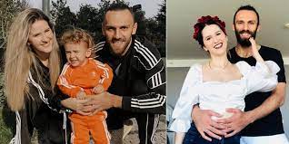 .yıldızlarından olan vedat muriqi'nin eşinin yaptığı paylaşım olay yarattı.edibe muriqi, instagram hesabından. Esi Edibe Muriqi Paylasti Vedat Muriqi Mesut Ozil In Istanbul A Gelisini Boyle Izledi Habermotto
