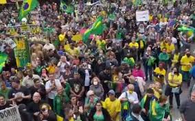 A pm usa a tropa de polícia militar usa bombas de gás para dispersar manifestantes na avenida paulista. Grupo Faz Manifestacao Contra Obrigatoriedade Da Vacina Coronavac Em Sp Brasil O Dia
