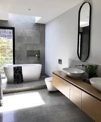 Grey Wood Chrome Fittings And Black Accessoires Badezimmer Schwarz Bad Fliesen Designs Badezimmer