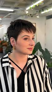 A beleza muda quando a energia muda 🌹, E a @lulasonego escolheu se ver de  um jeito totalmente novo. , #haircut #pixiecut #portoalegre