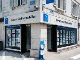 Très beaux volumes pour cette maison comprenant 11 pièces, belle grange de 143 m², dépendances, 3 caves, grenier aménageable, cour de 1400 m². Agence Immobiliere Niort 79000 Bourse De L Immobilier