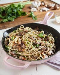 Recipe Mushroom And Garlic Spaghetti Dinner Recipe Garlic Spaghetti Recipes Spaghetti Dinner