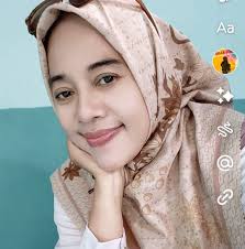 Seorang guru mengajar di sekolah-sekolah sambil merawat anaknya yang masih  bayi. Sehingga muridnya yang merekam momen tersebut pun salut melihat ibu  gurunya. #sahabatalstro