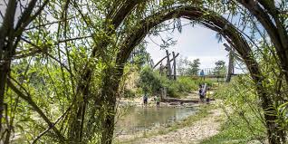 Bent U Al Eens In Het Park Van Eden Geweest Dit Jonge Park Valt Op Door Haar Wilde Bloemenpracht Relief En Veel Natuurl Park Stedentrip Wandelen Met Kinderen