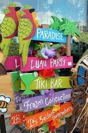 The beach umbrella, chairs and sand pail were done in gumpaste. 40 Affordable And Creative Hawaiian Party Decoration Ideas Bored Art