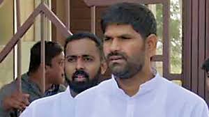 Saying that the incident between him and hosapete mla anand singh at eagleton resort a minor one, kampli mla j n ganesh, who was granted bail in the assault case, on saturday said an unseen hand. A Betrayed Congress Mla Jn Ganesh Now Hobnobbing With Rebels